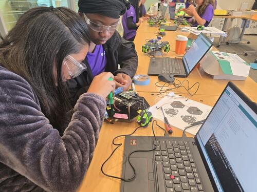 Middle School students explore robotics, programming, and science at Yale Wright Laboratory