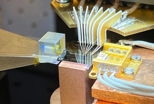 Photo of laser self-injection locking to micro-FP cavity experiment.  Credit: Haotian Cheng.