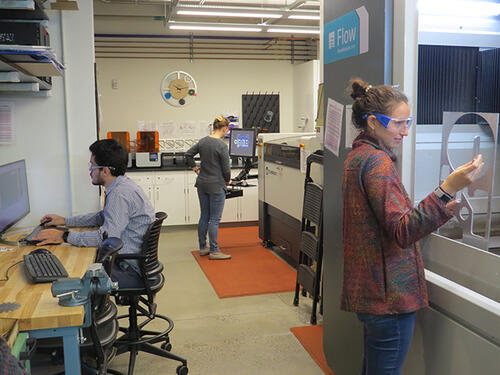 Students using the capabilities of the APC. Credit: Yale Wright Laboratory/Victoria Misenti